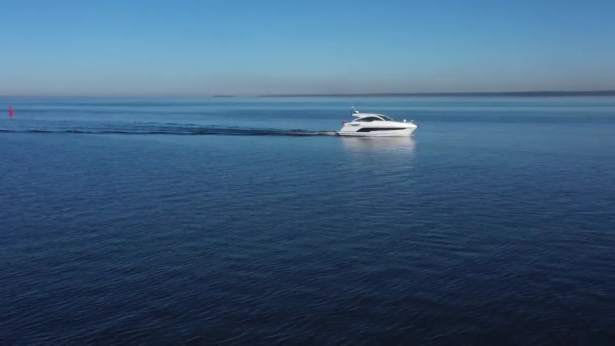 Yacht à moteur seul sur une mer bleu profond